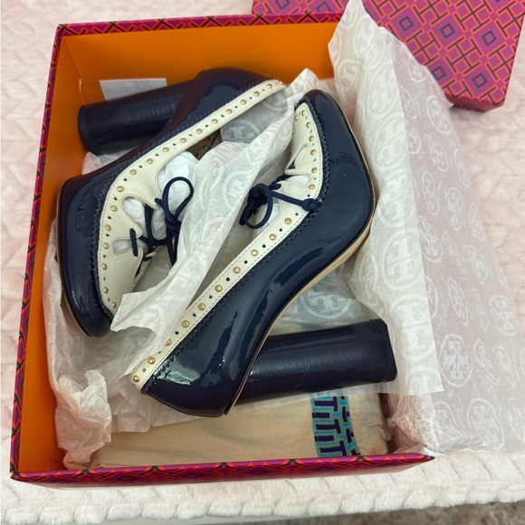 Beautiful Tory Burch navy/ivory Cambridge pump 6.5. - Picture 3 of 13